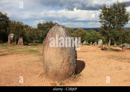 Un menhir dall'epoca megalitica Cromlech di Almendres, vicino alla città di Evora nel distretto di Alentejo in Portogallo. Foto Stock