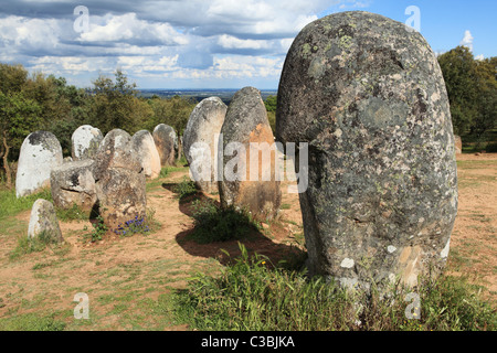 Il menhir di Lagundo (pietre permanente) dall'epoca megalitica Cromlech di Almendres, vicino a Evora nel Alentejo, Portogallo. Foto Stock