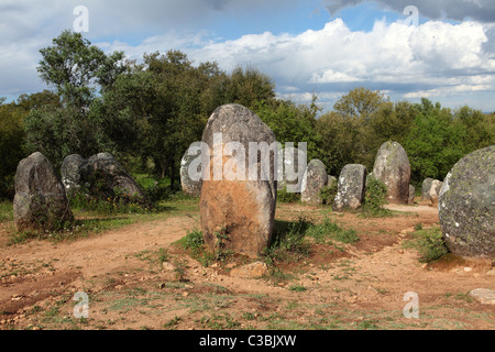 Epoca megalitica cerchio di pietra di menhir presso il cromlech di Almendres, a Evora, Alentejo, Portogallo. Foto Stock