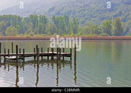 Kleiner Holzsteg am Lago di pianoforte, Italien Foto Stock