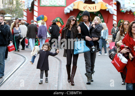 Vicky Karayiannis e Chris Cornell Chris Cornell visitare Santa Grotta presso il boschetto con la sua famiglia a Los Angeles in California Foto Stock