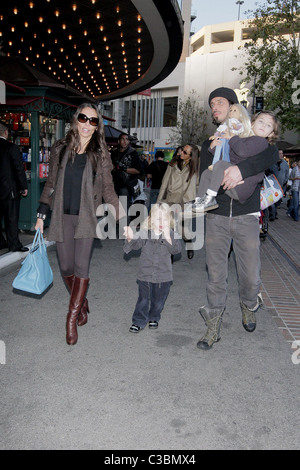 Vicky Karayiannis e Chris Cornell Chris Cornell visitare Santa Grotta presso il boschetto con la sua famiglia a Los Angeles in California Foto Stock