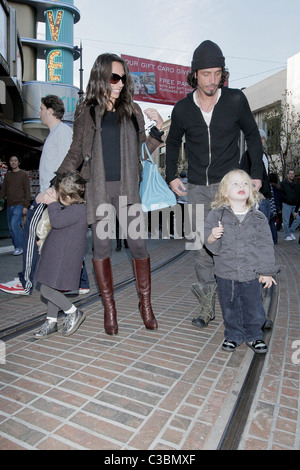 Vicky Karayiannis e Chris Cornell Chris Cornell visitare Santa Grotta presso il boschetto con la sua famiglia a Los Angeles in California Foto Stock