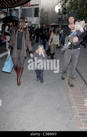 Vicky Karayiannis e Chris Cornell Chris Cornell visitare Santa Grotta presso il boschetto con la sua famiglia a Los Angeles in California Foto Stock