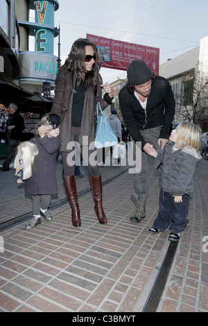 Vicky Karayiannis e Chris Cornell Chris Cornell visitare Santa Grotta presso il boschetto con la sua famiglia a Los Angeles in California Foto Stock