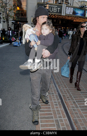 Chris Cornell e Vicky Karayiannis Chris Cornell visitare Santa Grotta presso il boschetto con la sua famiglia a Los Angeles in California Foto Stock