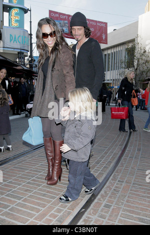 Vicky Karayiannis e Chris Cornell Chris Cornell visitare Santa Grotta presso il boschetto con la sua famiglia a Los Angeles in California Foto Stock