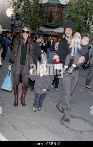 Vicky Karayiannis e Chris Cornell Chris Cornell visitare Santa Grotta presso il boschetto con la sua famiglia a Los Angeles in California Foto Stock