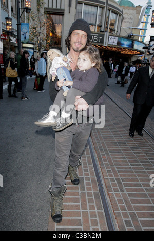 Chris Cornell visitare Santa Grotta presso il boschetto con la sua famiglia a Los Angeles, California - 23.12.08 Foto Stock