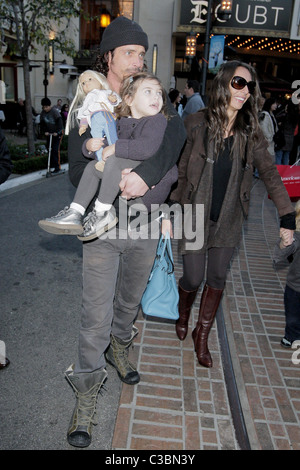 Chris Cornell e Vicky Karayiannis Chris Cornell visitare Santa Grotta presso il boschetto con la sua famiglia a Los Angeles in California Foto Stock