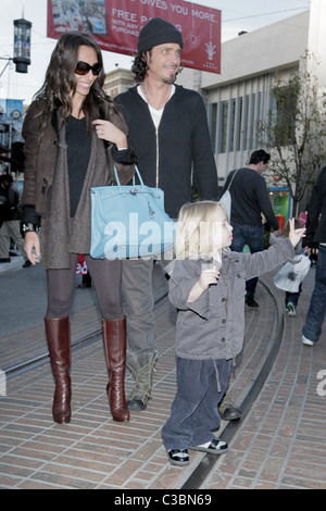 Vicky Karayiannis e Chris Cornell Chris Cornell visitare Santa Grotta presso il boschetto con la sua famiglia a Los Angeles in California Foto Stock