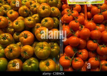 I pomodori in La Conceptio market hall quartiere Eixample di Barcellona Catalogna Spagna Europa Foto Stock