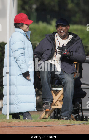 America Ferrera chat con Forest Whitaker durante una pausa dalle riprese "Ugly Betty' Los Angeles, California - 03.06.09 Foto Stock