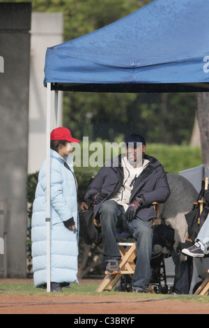 America Ferrera chat con Forest Whitaker durante una pausa dalle riprese "Ugly Betty' Los Angeles, California - 03.06.09 Foto Stock