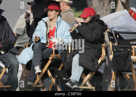 America Ferrera chat con Forest Whitaker durante una pausa dalle riprese "Ugly Betty' Los Angeles, California - 03.06.09 Foto Stock