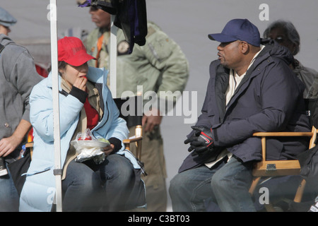 America Ferrera chat con Forest Whitaker durante una pausa dalle riprese "Ugly Betty' Los Angeles, California - 03.06.09 Foto Stock