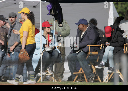 America Ferrera chat con Forest Whitaker durante una pausa dalle riprese "Ugly Betty' Los Angeles, California - 03.06.09 Foto Stock