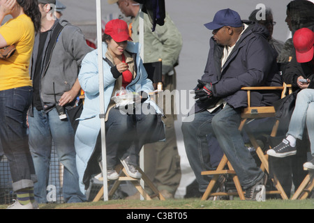 America Ferrera chat con Forest Whitaker durante una pausa dalle riprese "Ugly Betty' Los Angeles, California - 03.06.09 Foto Stock