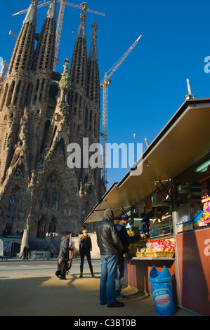 Chiosco vendono spuntini nella parte anteriore del tempio Expiatiori de la Sagrada Familia quartiere Eixample Barcellona Spagna Europa Foto Stock