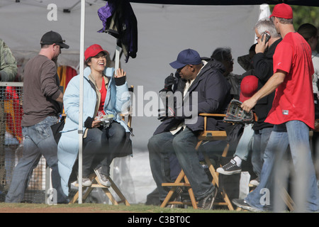 America Ferrera chat con Forest Whitaker durante una pausa dalle riprese "Ugly Betty' Los Angeles, California - 03.06.09 Foto Stock