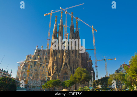 Tempio Expiatiori de la Sagrada Familia in processo essendo costruita quartiere Eixample Barcellona Spagna Europa Foto Stock