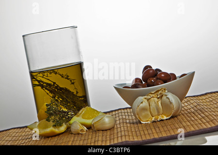 Olio d'oliva aromatizzato con rosmarino e limone Foto Stock