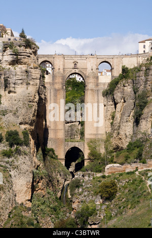 Famoso ponte in pietra che attraversa il profondo El Tajo gorge & fiume Guadalevin. Città spagnola di Ronda, Spagna Foto Stock