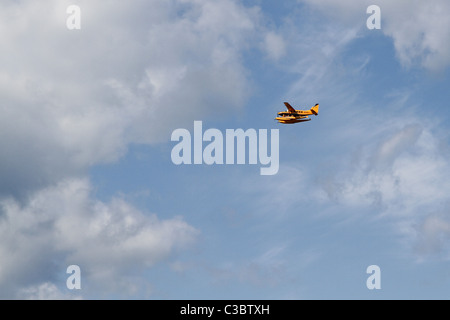 Giallo piano di flottazione sulla baia di stand Foto Stock