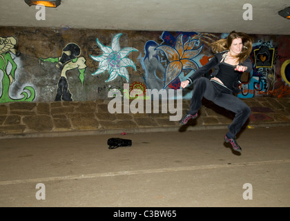 Giovane donna caucasica facendo il tae kwon do arti marziali calci nel sottopassaggio vicino Emersons Green a Bristol Regno Unito Foto Stock