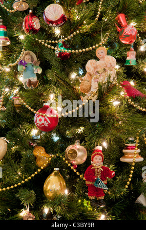 Albero di Natale decorazioni e ornamenti. Foto Stock