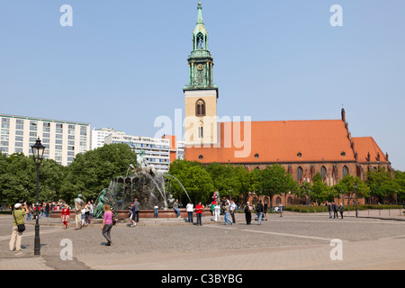 Marienkirche e Neptunbrunnen, Berlino, Germania Foto Stock