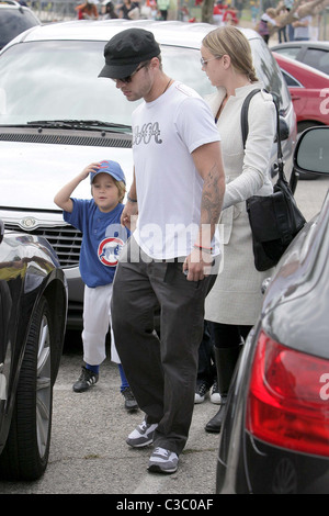 Il diacono Reese Phillippe , Ryan Phillippe, Ava Elizabeth Phillippe e Abbie Cornish Ryan Phillippe guarda il suo figlio il baseball Foto Stock