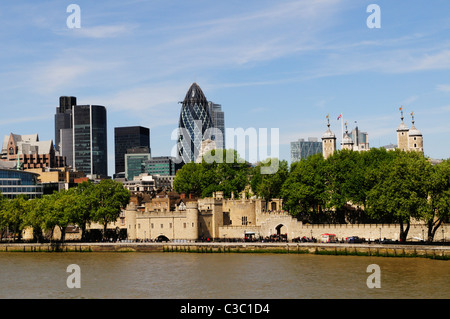 Torre di Londra e la city di Londra edifici vista dal Tower Bridge, London, England, Regno Unito Foto Stock
