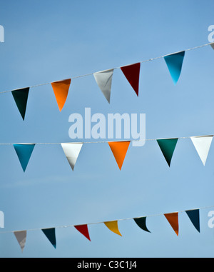 Colorato bunting contro un cielo blu. Foto Stock