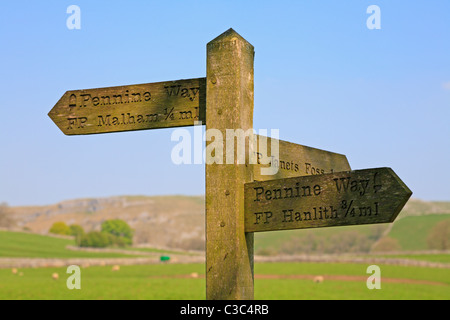 Pennine Way fingerpost di legno in Malham, Malhamdale, North Yorkshire, Yorkshire Dales National Park, Inghilterra, Regno Unito. Foto Stock