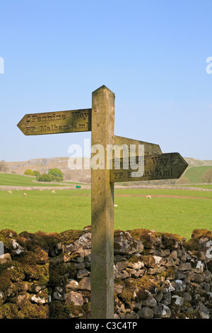 Pennine Way fingerpost di legno in Malham, Malhamdale, North Yorkshire, Yorkshire Dales National Park, Inghilterra, Regno Unito. Foto Stock