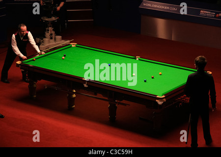 John Higgins in azione contro Judd Trump alla seconda sessione del Campionato del Mondo di finale al crogiolo, Sheffield. Foto Stock