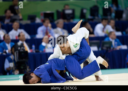 Wang Kichun (KOR) -blu la concorrenza nei confronti di Leandro Guiheiro (BRA) nel Judo 73kg al 2008 Olimpiadi estive a Pechino, Cina Foto Stock