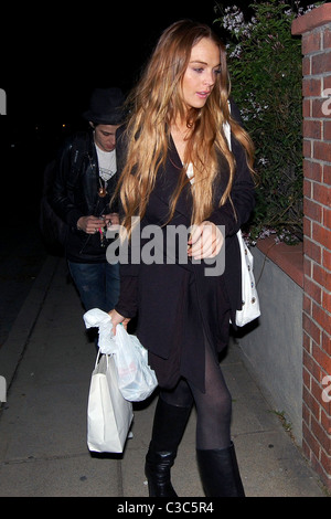 Samantha Ronson e Lindsay Lohan arrivando a Samantha Ronson ha la residenza dopo aver lasciato Villa nightclub di Los Angeles in California Foto Stock