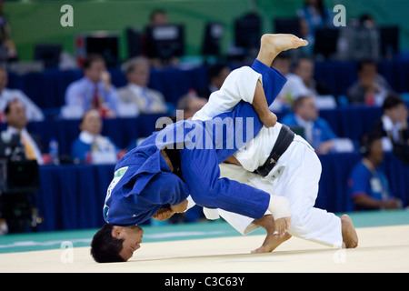 Wang Kichun (KOR) -blu la concorrenza nei confronti di Leandro Guiheiro (BRA) nel Judo 73kg al 2008 Olimpiadi estive a Pechino, Cina Foto Stock