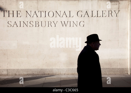 La gente a piedi dall'ala Sainsbury della National Gallery di Londra. Foto Stock