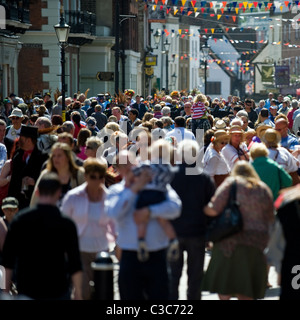 Folle di persone al festival Sweeps di Rochester nel Kent nel Regno Unito. Foto Stock