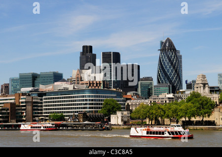 City Sightseeing Cruise barche vicino a Torre del molo, London, England, Regno Unito Foto Stock