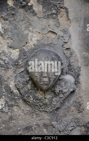 L usurata e weathered dettaglio da un monumento in Greyfriars Kirkyard a Edimburgo, Scozia. Foto Stock