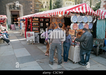 Pressione di stallo di mercato, parte di un mercato permanente nel parco di St James's Chiesa, Piccadilly, Londra, Regno Unito. Foto Stock