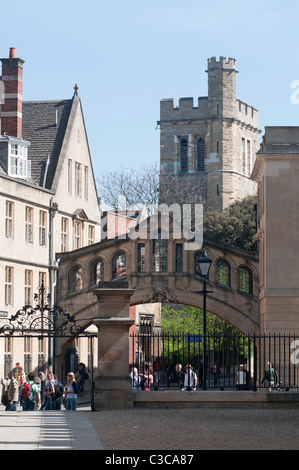 Hertford Bridge, conosciuto popolarmente come il Ponte dei Sospiri, New College Lane, Oxford, England, Regno Unito Foto Stock