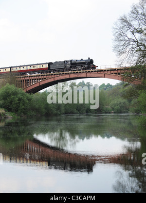 Locomotiva a vapore attraversando Severn Valley Railway Ponte Victoria Arley in Worcestershire Inghilterra Regno Unito Foto Stock