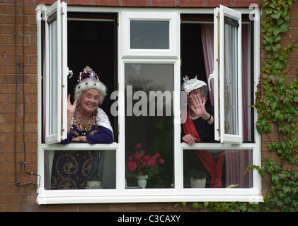 Anziani abitanti vestiti come queens per il carnevale a casa residenziale in Wednesfield West Midlands Uk 18/6/97 Foto Stock