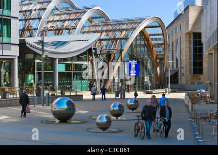 Giardini d'inverno durante il World Snooker Championship 2011, Millennium Square, il centro della città di Sheffield, South Yorkshire, Regno Unito Foto Stock