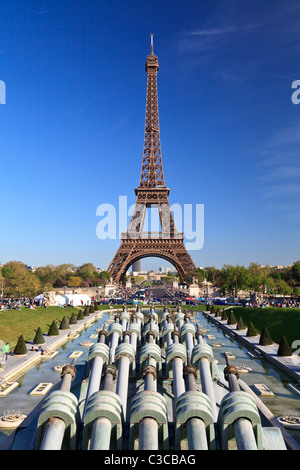 La Torre Eiffel di fronte a Fontaines de Chaillot dal Trocadéro, Parigi, Francia Foto Stock
